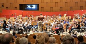 Die Freunde der NDR Radiophilharmonie stellen die Probenarbeit Manzes vor.