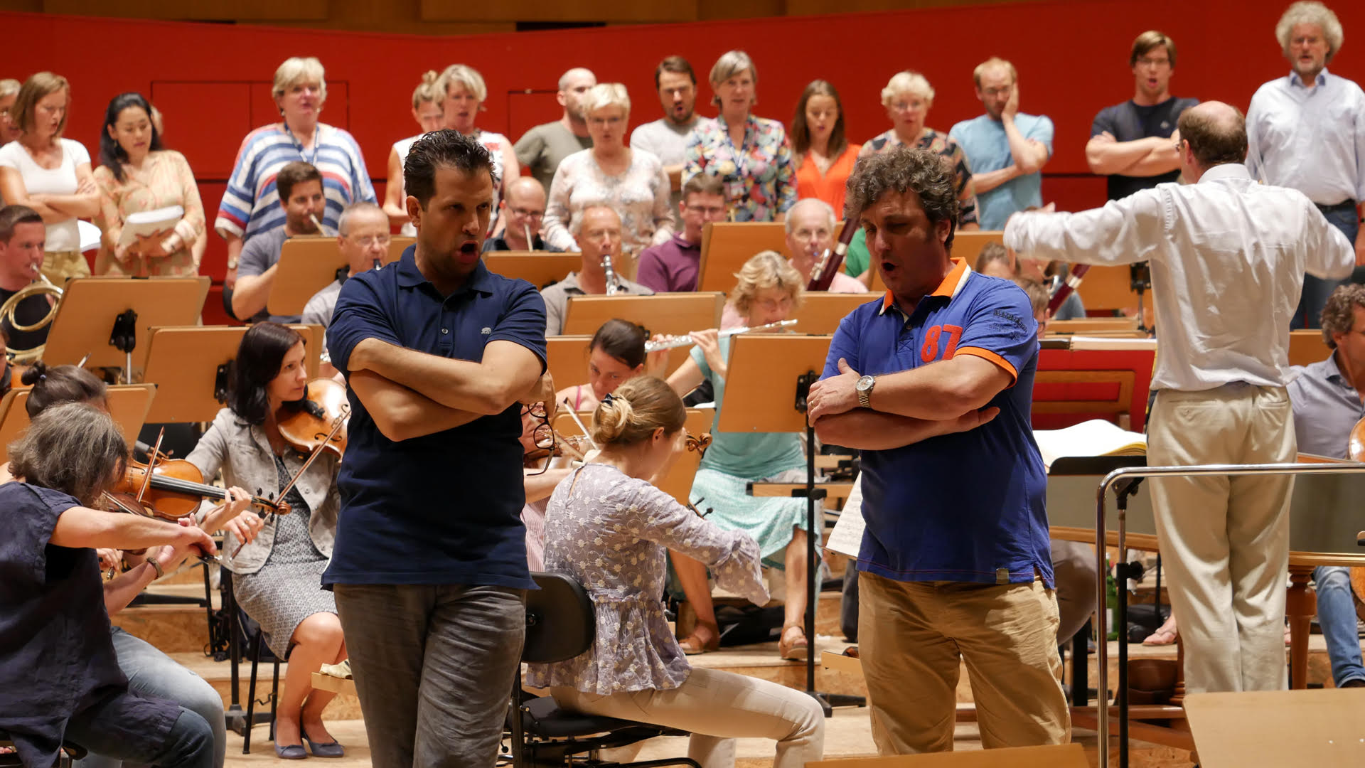 Luca Pisaroni (Leporello) und Ludovic Tézier (Don Giovanni) im Duett mit der NDR Radiophilharmonie (Foto: NDR/A. Flechsig)