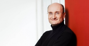 Die Freunde der NDR Radiophilharmonie stellen Andrew Manze als Gast beim Salonfestival vor.