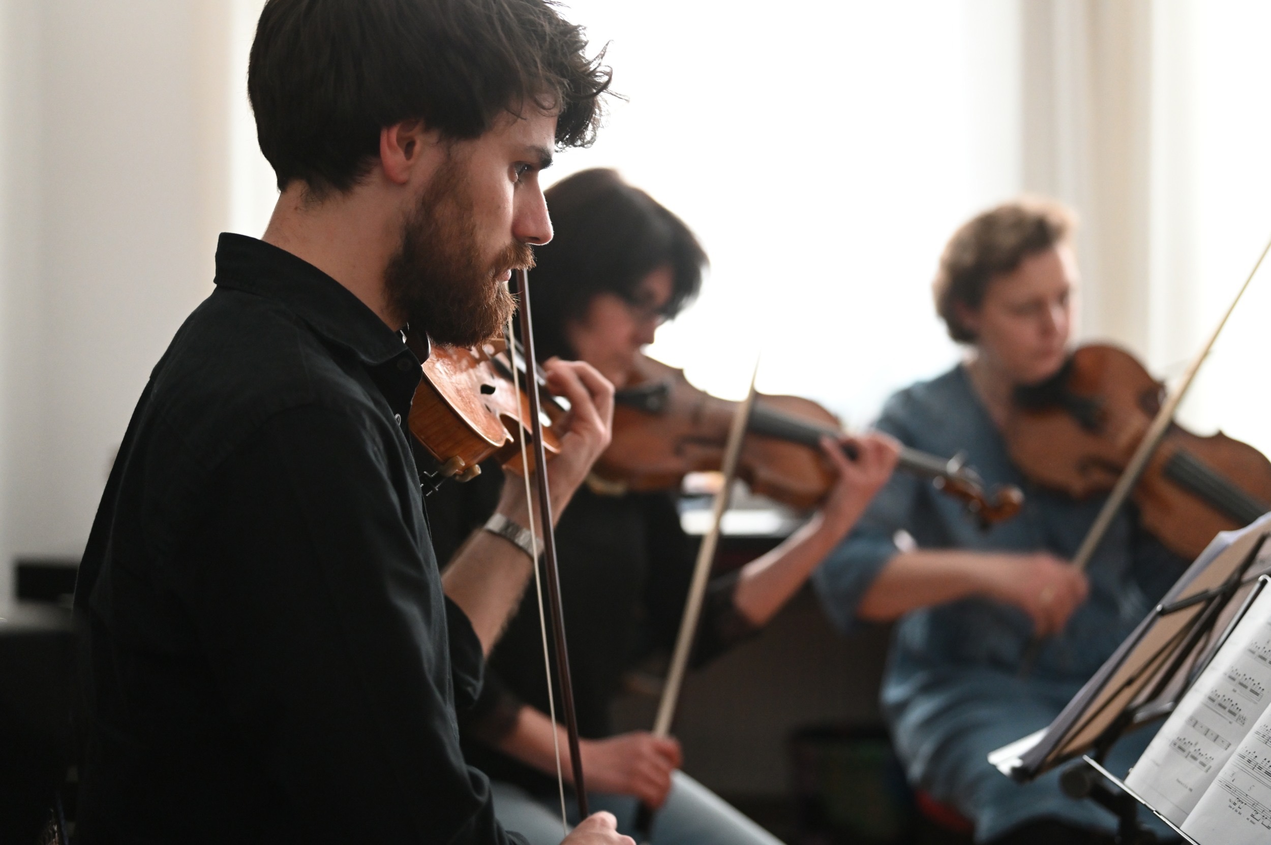 Die Freunde der NDR Radiophilharmonie stellen den Abend zur Neuen Musik vor.