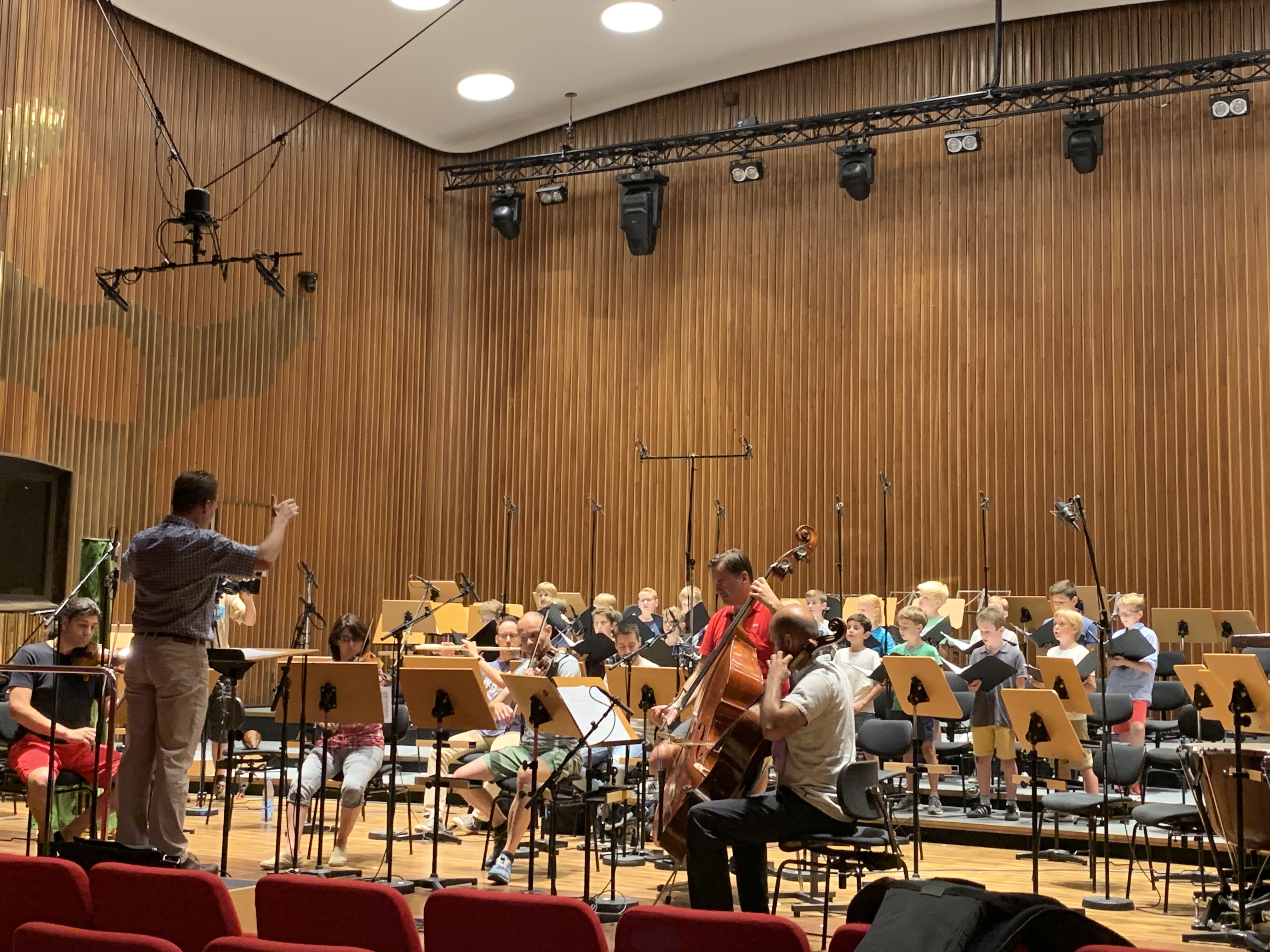 Die Freunde der NDR Radiophilharmonie stellen den Mitsingkalender vor. Foto: Nele Haller