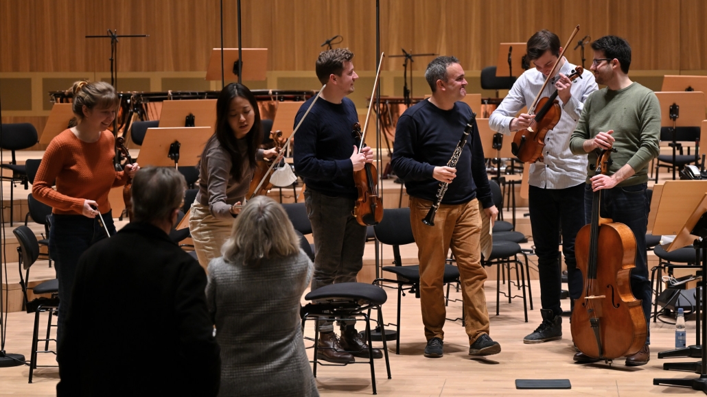 Jörg Widmann im Austausch mit Musikerinnen und Musiker der Joseph Joachim Akademie. Foto: Carsten Peter Schultze